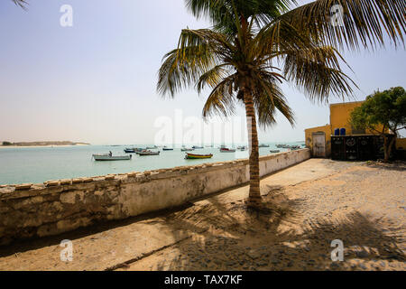 24.02.2019, Sal Rei, Boa Vista, Cap Vert - vue sur la ville avec des bateaux de pêche dans la baie de la capitale de l'île Sal Rei. 00X190224D175CAROEX.JPG [M Banque D'Images