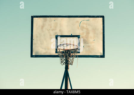 Ancien panier de basket-ball extérieur contre le ciel clair Banque D'Images