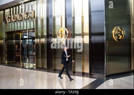 04.04.2018, Singapour, Singapour , - Un homme passe devant un magasin de la marque Gucci dans le centre commercial Shoppes à Marina Bay Sands. En plus de luxe clas Banque D'Images