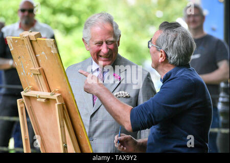 Le Prince de Galles parle avec un featuring l lors de sa visite à la duché de Cornwall Bureau en 2004/2005 dans la région de Dorchester, Dorset, pour voir une exposition, y compris un de ses aquarelles, dans le cadre de l'ouvert à l'art project. Banque D'Images