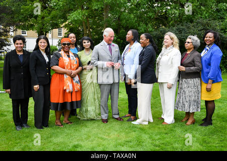 Le Prince de Galles (centre) avec les représentants du Commonwealth au cours de sa visite au duché de Cornwall Bureau en 2004/2005 dans la région de Dorchester, Dorset, pour voir une exposition, y compris un de ses aquarelles, dans le cadre de l'ouvert à l'art project. Banque D'Images