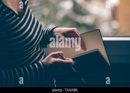 Femme enceinte grossesse garder un journal, Close up of hands writing in notebook Banque D'Images