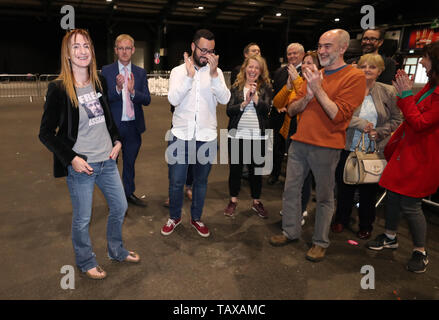 4 candidats indépendants changement Clare Daly (à gauche) est réputé élu à circonscription de Dublin des élections européennes lors de la RDS. Banque D'Images