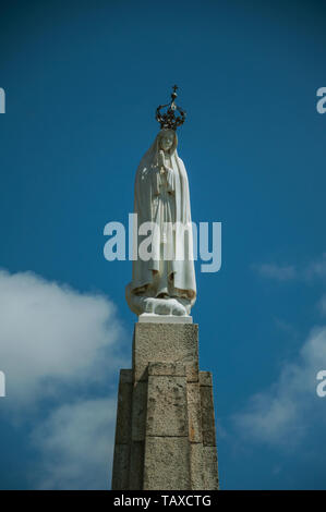 Statue en marbre de la Vierge sur le dessus de la pierre du pilori dans une journée ensoleillée à Seia. Un joli village du Portugal, également connue pour son délicieux fromage. Banque D'Images