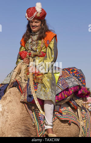 L'homme en costume traditionnel orné à l'assemblée annuelle du Festival du désert à Jaisalmer, Inde. Banque D'Images