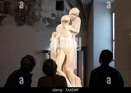 Le château des Sforza, musée, Milan : les gens en face de la Pietà Rondanini, sculpture que Michel-Ange a travaillé sur à partir de 1552 jusqu'à sa mort en 1564 Banque D'Images