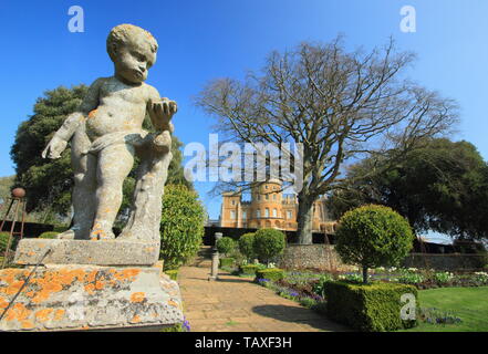 Château de Belvoir, Leicestershire. Château de Belvoir, siège des ducs de Rutland, vu de cette demeure seigneuriale's Rose jardin au printemps, England, UK Banque D'Images