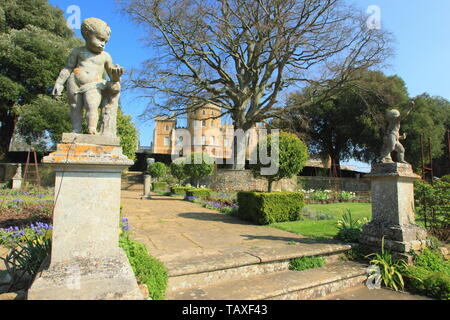 Château de Belvoir, Leicestershire. Château de Belvoir, siège des ducs de Rutland, vu de cette demeure seigneuriale's Rose jardin au printemps, England, UK Banque D'Images