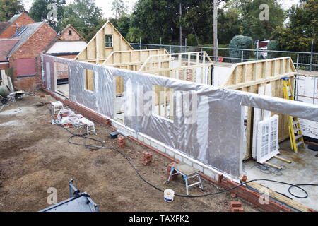 Maison à ossature bois en construction avec isolation thermique en aluminium Banque D'Images