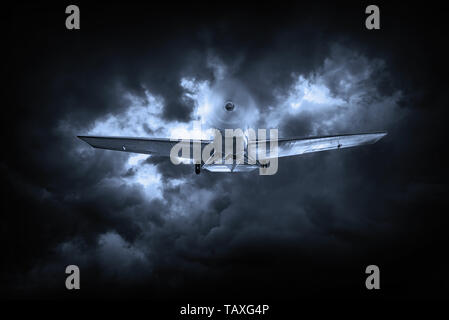 Ancien avion dans un ciel nuageux. Banque D'Images