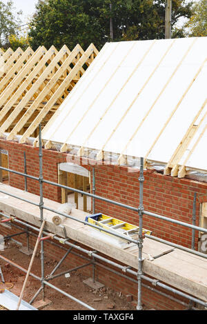 Fiche technique solide pour installer l'isolation d'un toit en construction au Royaume-Uni Banque D'Images