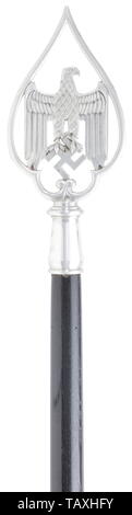 Un mât pour la bannière d'une unité de cavalerie, bois laqué noir plaqué argent pole pole cup (longueur 26,5 cm), six crampons décoratifs (longueur 120 cm), pôle nickelé avec bague et joint plaqué argent avec boucle pour le bras de lumière rare tampon de cuir brun. Drapeau de l'Armée de lumière finial alliage de métal. Longueur totale ca. 285 cm. Aussi le pavillon d'argent les ongles et braid pour le montage de la bannière ainsi que la borne supérieure anneau. Extrêmement rare. cavalerie, cavaleries, militaire, militaria, troupe à cheval, direction du service, les branches de service, Additional-Rights Clearance-Info, armés--Not-Available Banque D'Images
