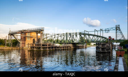 Willebroek, Belgique - 27 mai 2019 : le fer à repasser ou le pont tournant sur le canal de Brussels-Scheldt Ijzerenbrug Banque D'Images