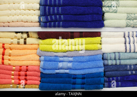 Hôtel Fresh serviettes pliés et empilés sur une étagère. Serviettes en coton coloré soigneusement pliés sur une étagère. Une pile de serviettes sur le comptoir Banque D'Images