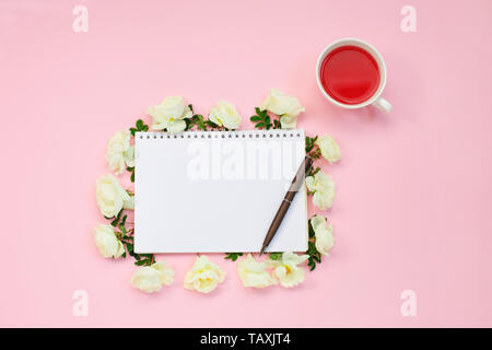 Espace de bureau accueil féminin. Ordinateur portable avec copyspace. Télévision, magazines, médias sociaux, vue d'en haut. Business blog beauté concept. Fleurs blanches et Banque D'Images