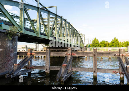 Willebroek, Belgique - 27 mai 2019 : le fer à repasser sur le pont tournant du canal du Brussels-Scheldt Banque D'Images