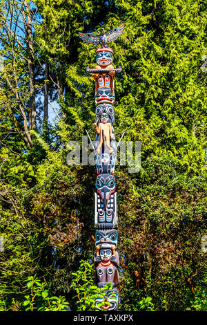 La "Ga'akstalas' Totem est l'un des plus colorés et finement sculptée totems situé dans le parc Stanley, à Vancouver en Colombie-Britannique, Canada Banque D'Images