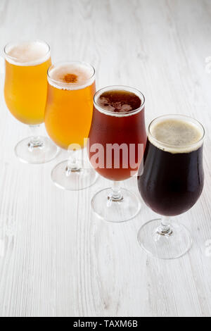 Assortiment de la bière artisanale à froid, vue de côté. Banque D'Images