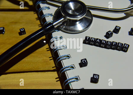 Transférer sur des cales en bois table isolé arrière-plan. Concept d'inspiration Banque D'Images