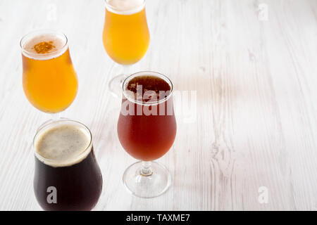 Assorted cold craft beer on a white background, vue de côté. Copier l'espace. Banque D'Images