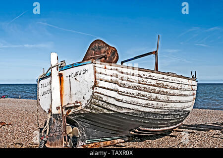 Dunwich (Suffolk, Angleterre) : un bateau à terre ; ein altes Ruderboot am Strand Banque D'Images