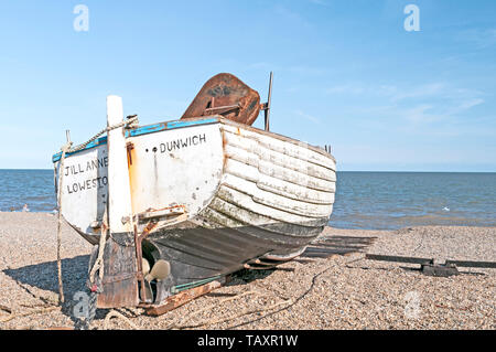 Dunwich (Suffolk, Angleterre) : un bateau à terre ; ein altes Ruderboot am Strand Banque D'Images