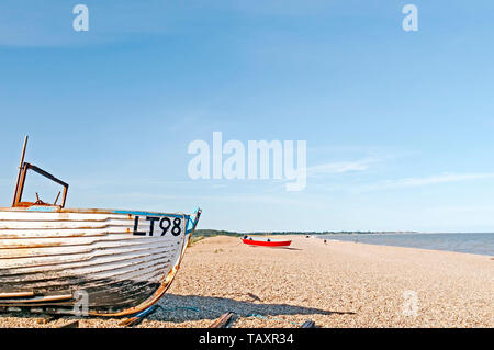 Dunwich (Suffolk, Angleterre) : un bateau à terre ; ein altes Ruderboot am Strand Banque D'Images