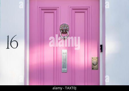 Colorful pink painted house porte avant. Notting Hill, Londres, Angleterre Banque D'Images