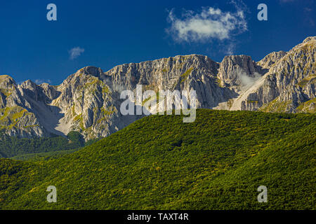 Gamme de Sirente Mountain dans le Parco Regionale Sirente Velino. Abruzzo Banque D'Images