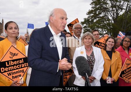 Vince Cable a été rejoint par des militants du parti et trois nouveaux députés à Londres pour célébrer le meilleur de tous les résultats des élections européennes dans l'histoire du parti. Lambeth Palace Road, London Banque D'Images