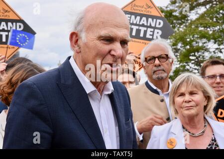 Vince Cable en photo avec sa femme Rachel Smith a été rejoint par des militants du parti et trois nouveaux députés à Londres pour célébrer le meilleur de tous les résultats des élections européennes dans l'histoire du parti. Lambeth Palace Road, London Banque D'Images