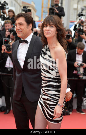 72e édition du Festival du Film de Cannes : Charlotte Gainsbourg et Javier Bardem. Des stars en montant les marches avant la cérémonie d'ouverture Banque D'Images