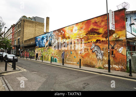 Art de rue de Brick Lane - notre planète par l'artiste de rue Jim Vision. Shoreditch Street art, Londres, Royaume-Uni. Street art Royaume-Uni. Banque D'Images