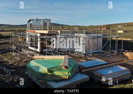 DH House construction de chantier Royaume-Uni Construction de nouvelles maisons de kit en bois encadré maison avec échafaudage maison en bois Banque D'Images