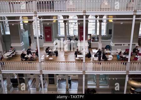 Musées DH Chambre Balcon Cafe STREET EDINBURGH les gens dans les cafés Scottish National Museum of Scotland Banque D'Images