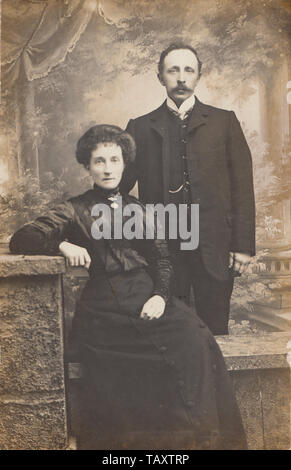 Vintage 1911 Portrait photographique Carte postale montrant un couple marié de Bridgewater, Somerset, Angleterre Banque D'Images