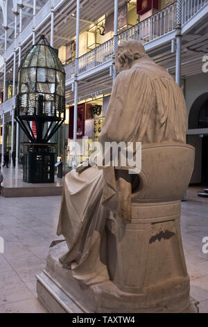 Musée National d'Écosse dh STREET ÉDIMBOURG CHAMBRE musées Écossais James Watt statue main hall Banque D'Images