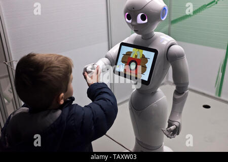 dh Musée national de l'Ecosse CHAMBER STREET exposition de robot D'ÉDIMBOURG Pepper android humanoid interagissant garçon enfant secouant les mains interagir royaume-uni Banque D'Images