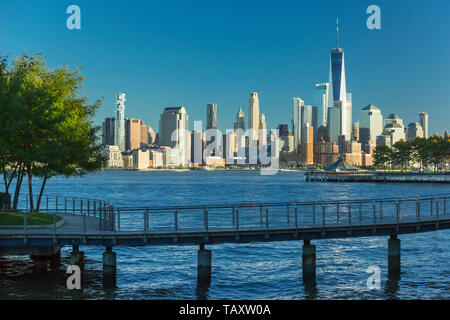 Le centre-ville de Manhattan Skyline HUDSON RIVER NEW YORK CITY À PARTIR DE LA PASSERELLE JETÉE C PARK de Hoboken, New Jersey, USA Banque D'Images