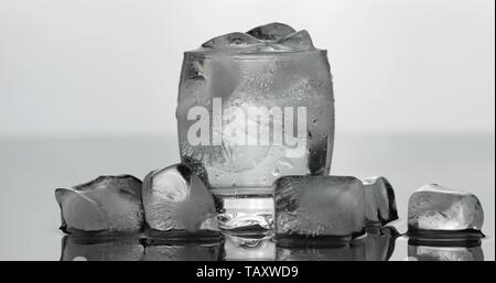 Shot de vodka dans le verre. Fond blanc avec des cubes de glace. L'alcool boire de la vodka tequila Banque D'Images