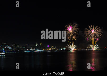 D'artifice sur la ville de Liverpool vu de Wirral. Banque D'Images