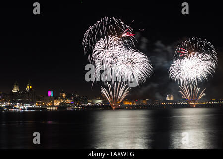 D'artifice sur la ville de Liverpool vu de Wirral. Banque D'Images