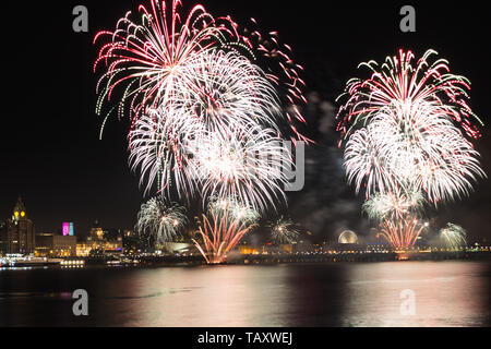 D'artifice sur la ville de Liverpool vu de Wirral. Banque D'Images