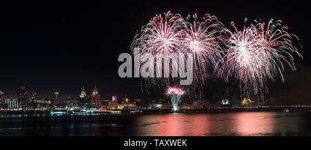 D'artifice sur la ville de Liverpool vu de Wirral. Banque D'Images