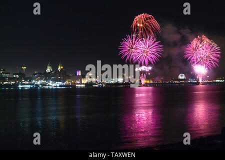 D'artifice sur la ville de Liverpool vu de Wirral. Banque D'Images