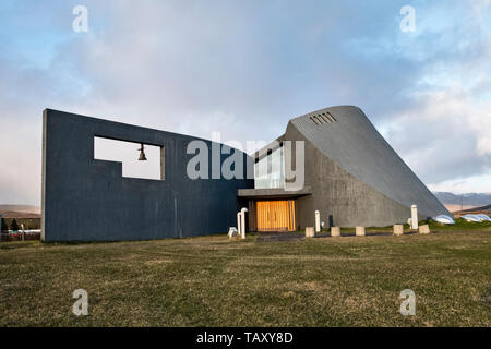 L'église à Blönduós, le nord de l'Islande, a été conçu par l'architecte Maggi Jónsson en 1993 pour ressembler à un cratère volcanique Banque D'Images