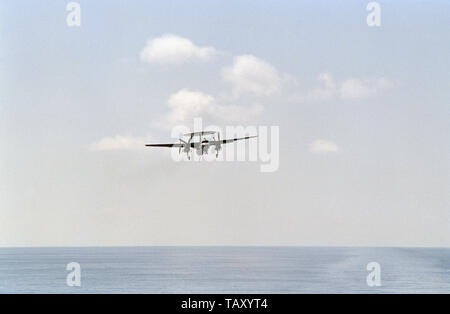 1er novembre 1993 opération Continuer espoir. Un E-2C Hawkeye s'approche pour un atterrissage sur le porte-avions USS Abraham Lincoln de la Marine américaine dans l'océan Indien, à 50 miles au large de Mogadiscio, Somalie. Banque D'Images