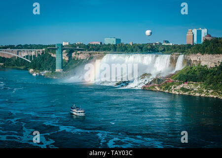 Niagara Falls, Canada : Excursion en bateau sur la rivière Niagara Falls avec sur le côté des États-Unis frontière. Banque D'Images