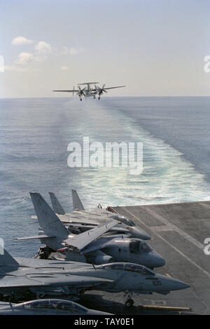 1er novembre 1993 opération Continuer espoir. Un E-2C Hawkeye s'approche pour un atterrissage sur le porte-avions USS Abraham Lincoln de la Marine américaine dans l'océan Indien, à 50 miles au large de Mogadiscio, Somalie. Banque D'Images