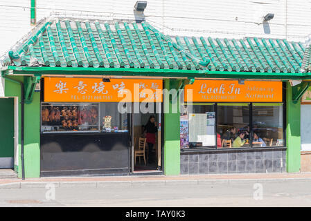 Regardez dans le restaurant à emporter dans le quartier chinois de Birmingham qui sert des plats cantonais et de viandes grillées et de canard Banque D'Images